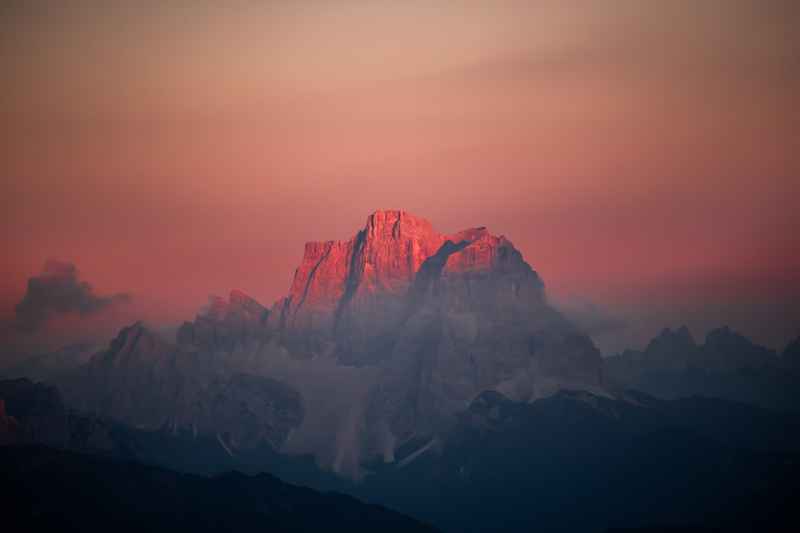 soleil couchant sur une montagne